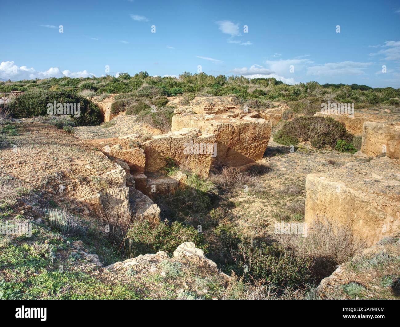 Mine de grès, trou construit en grès tendre. Abri souterrain Banque D'Images