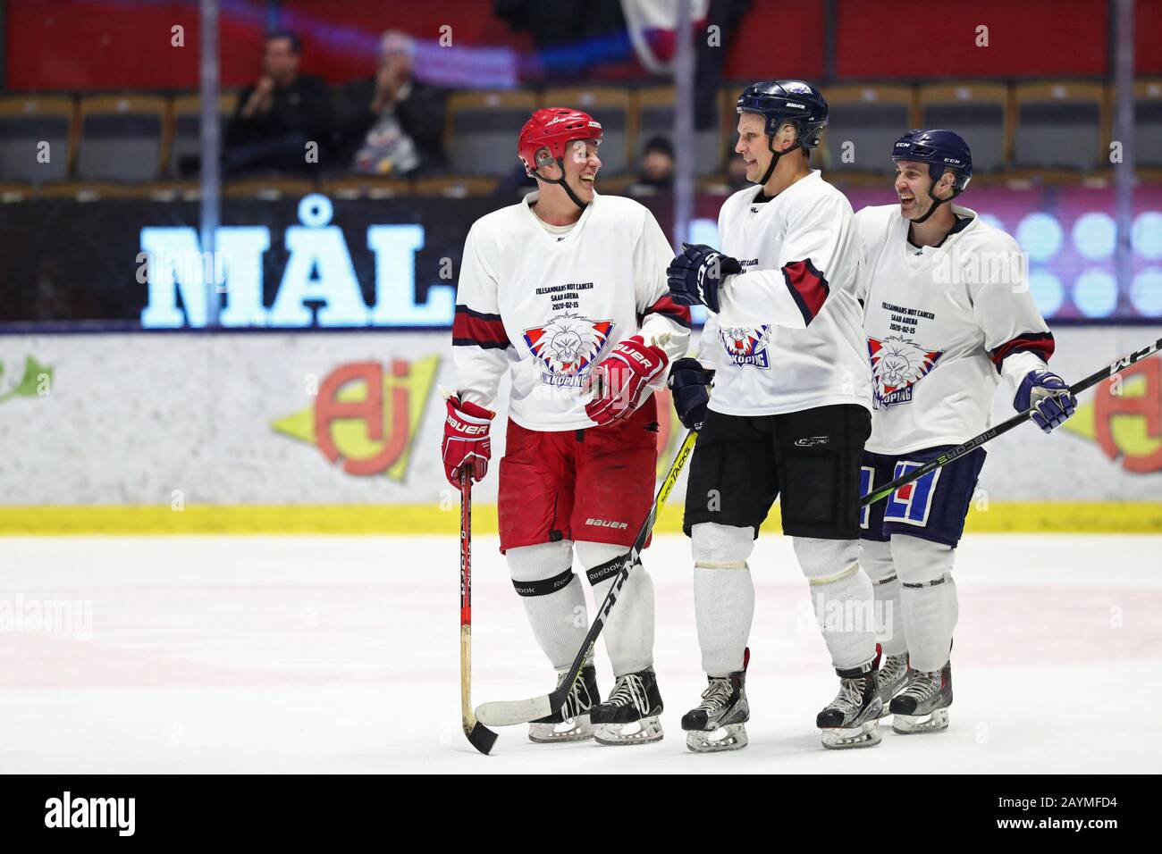 Linkoping, Suède 20200215 Johan Bülow (au milieu) pendant le match de charité "Ensemble contre le cancer" dans l'arène de Saab. Légendes du hockey ancien avec expérience combinée de 6522 matches SHL, 3051 matches NHL, 1203 matches SDHL joués samedi pour recueillir de l'argent pour la recherche sur le cancer. Photo Jeppe Gustafsson Banque D'Images