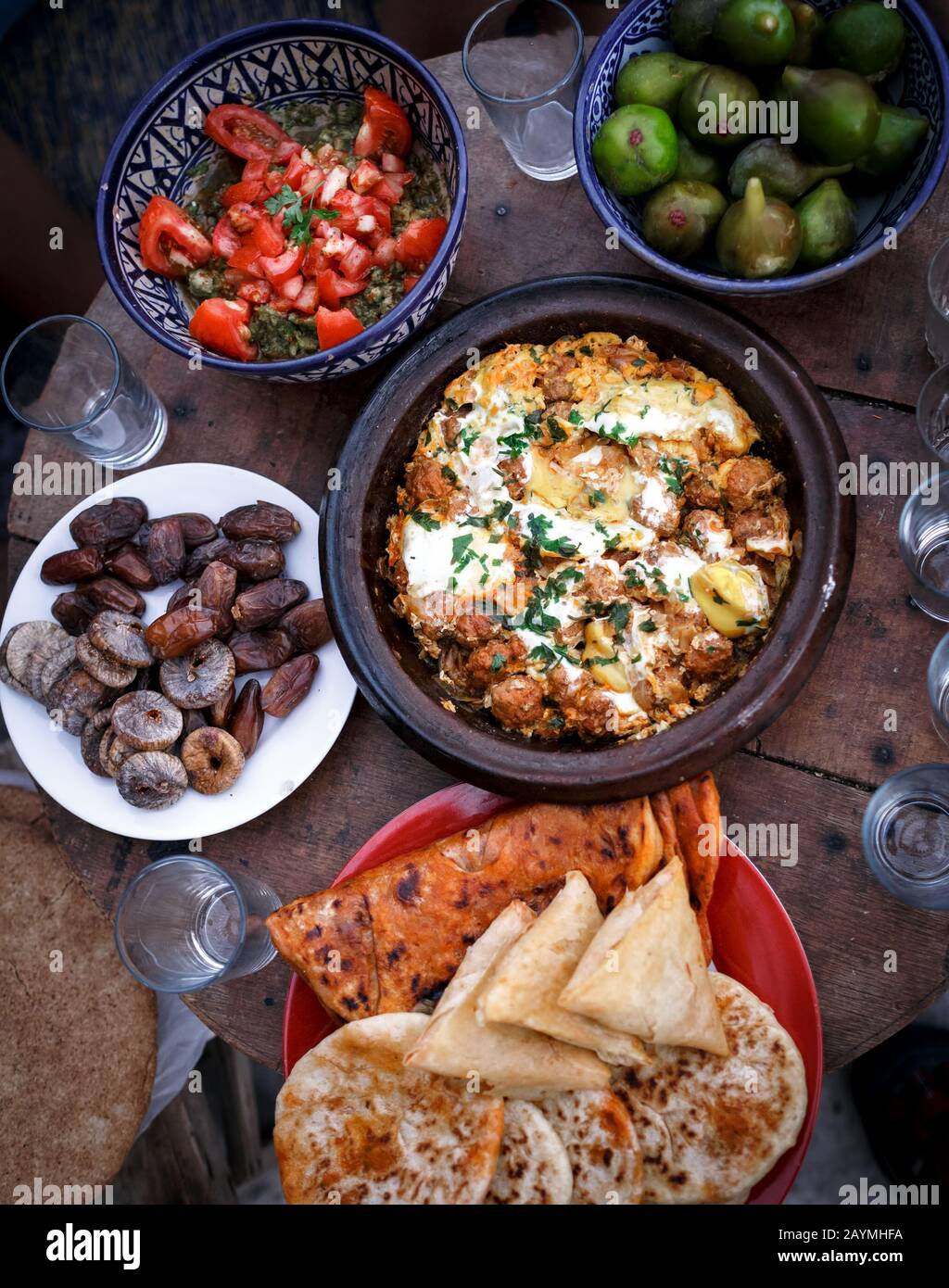 Plats traditionnels marocains Tajine, salade marocaine, pain et fruits secs sur la table. Vue en grand angle sur un repas marocain réaliste. Banque D'Images