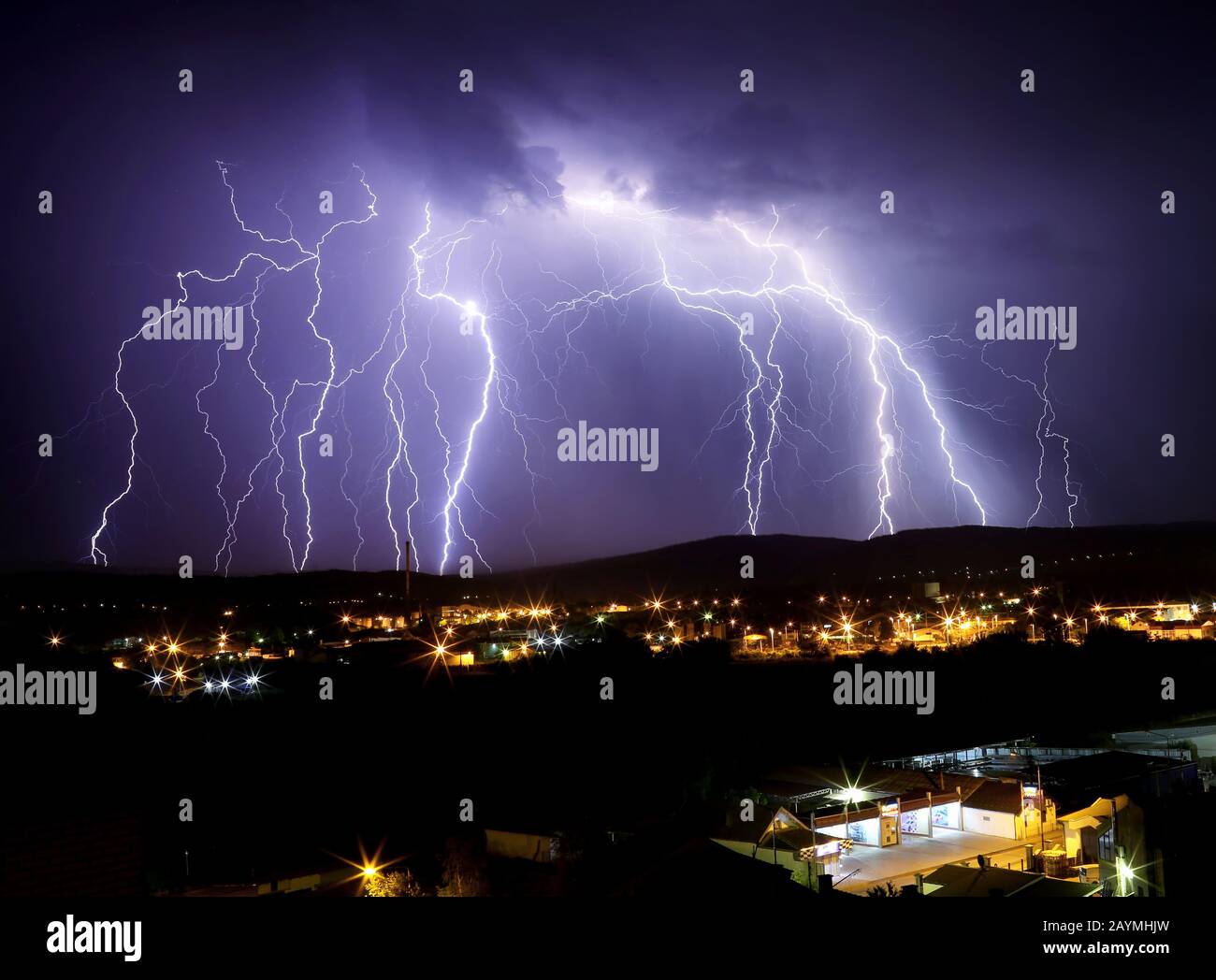 Tempête lumineuse multiple. Orage sur la ville. Banque D'Images