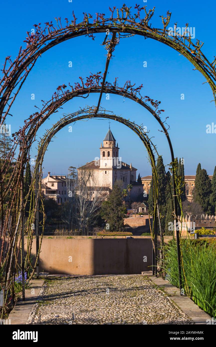 Vue par l'arche dans le jardin du Palais Generalife de l'Alhambra, Grenade, Andalousie, Espagne en février Banque D'Images