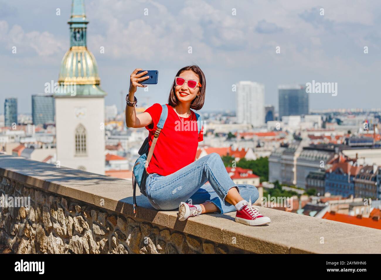 Jeune belle femme asiatique prenant selfie à l'arrière-plan de la ville - le concept de voyageur et de réseau social Banque D'Images
