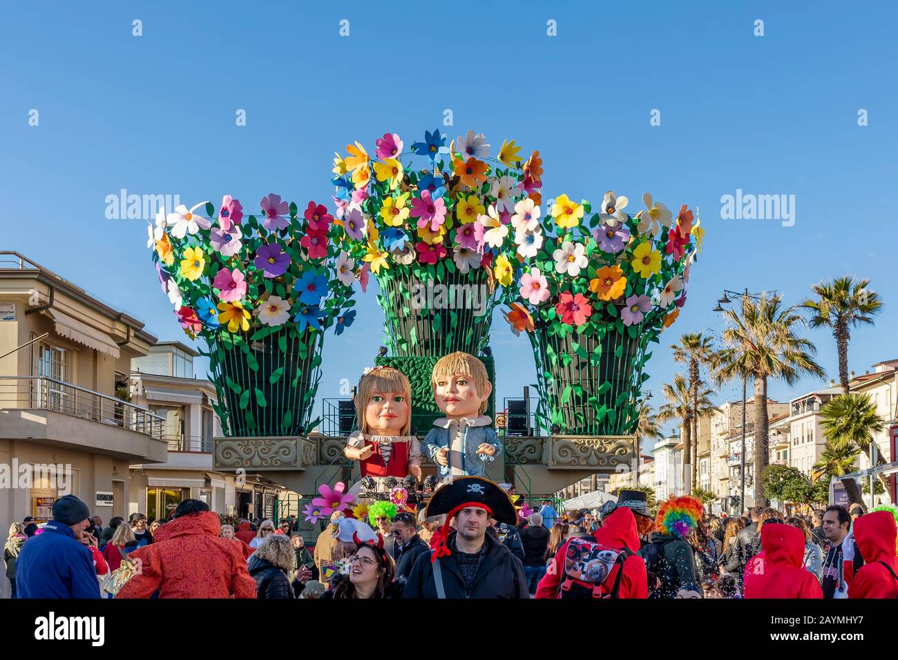 Le flotteur allégorique appelé "Giu" le mani" lors de la parade du Carnaval de Viareggio, Italie Banque D'Images