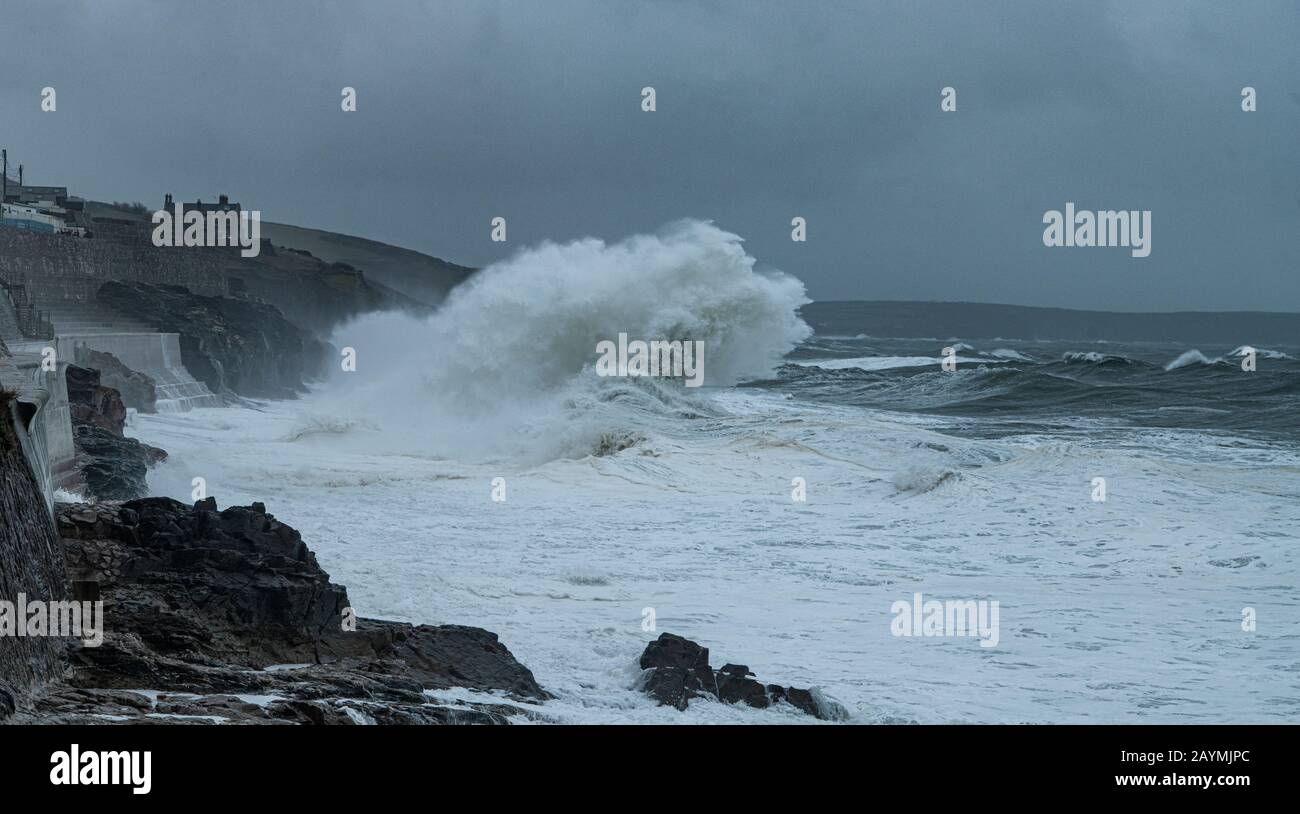 Cornwall, Royaume-Uni. 16 février 2020. Tempête Dennis Porthleven Cornwall Port de Porthleven Cornwall, Waves battant le port à Porthleven Cornwall, crédit: Kathleen White/Alay Live News Banque D'Images