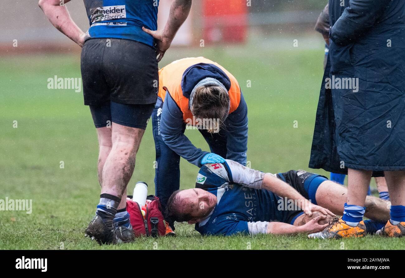 Joueur amateur de Rugby Union blessé ayant un traitement médical sur le terrain Banque D'Images