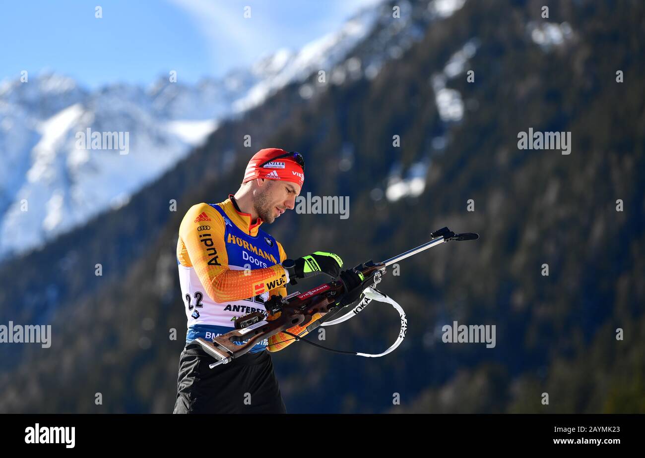 Antholz, Italie. 15 février 2020. Biathlon: Championnat du monde, sprint 10 km, hommes. ARND Peiffer d'Allemagne pendant la mise à zéro à la portée de tir. Crédit: Hendrik Schmidt/Dpa/Alay Live News Banque D'Images