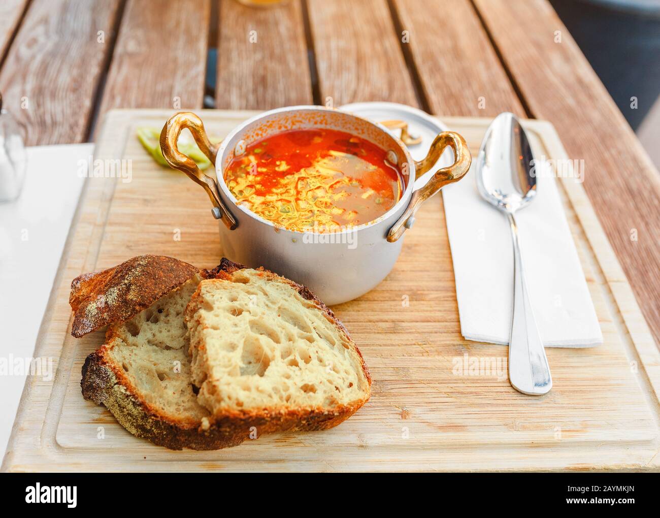 Soupe traditionnelle hongroise à goulash avec une belle portion dans le restaurant national. Le concept de cuisine locale à Budapest Banque D'Images