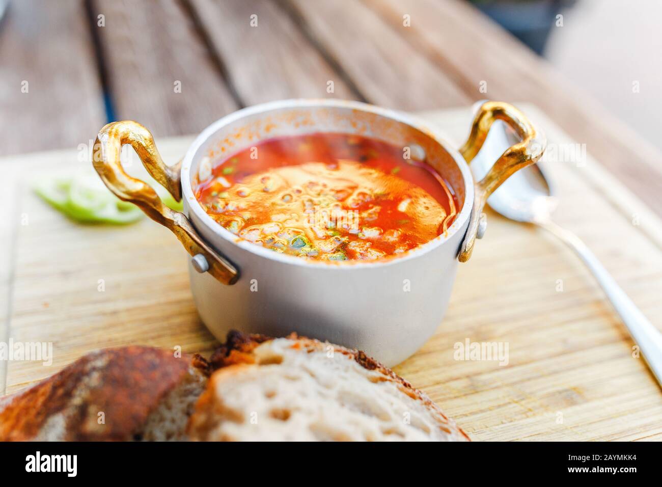 Soupe traditionnelle hongroise à goulash avec une belle portion dans le restaurant national. Le concept de cuisine locale à Budapest Banque D'Images