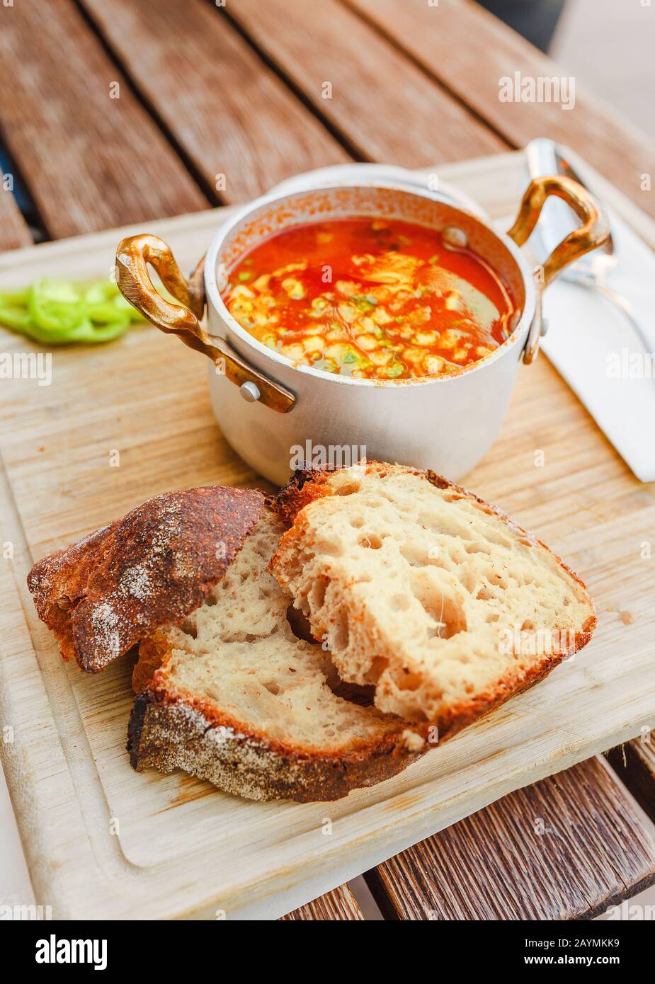 Soupe traditionnelle hongroise à goulash avec une belle portion dans le restaurant national. Le concept de cuisine locale à Budapest Banque D'Images