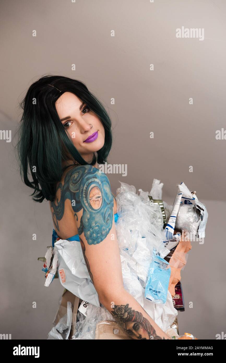 Portrait d'une femme souillée écofighter portant une robe à ordures en plastique et en carton pour favoriser la propagation de la nature de nettoyage de l'environnement par la pollution Banque D'Images