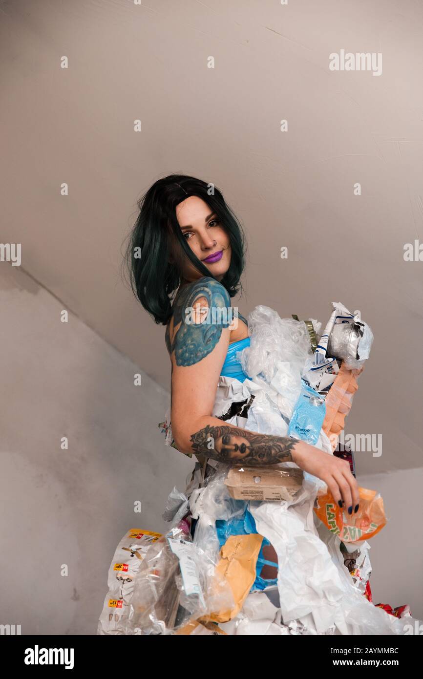 Portrait d'une femme souillée écofighter portant une robe à ordures en plastique et en carton pour favoriser la propagation de la nature de nettoyage de l'environnement par la pollution Banque D'Images