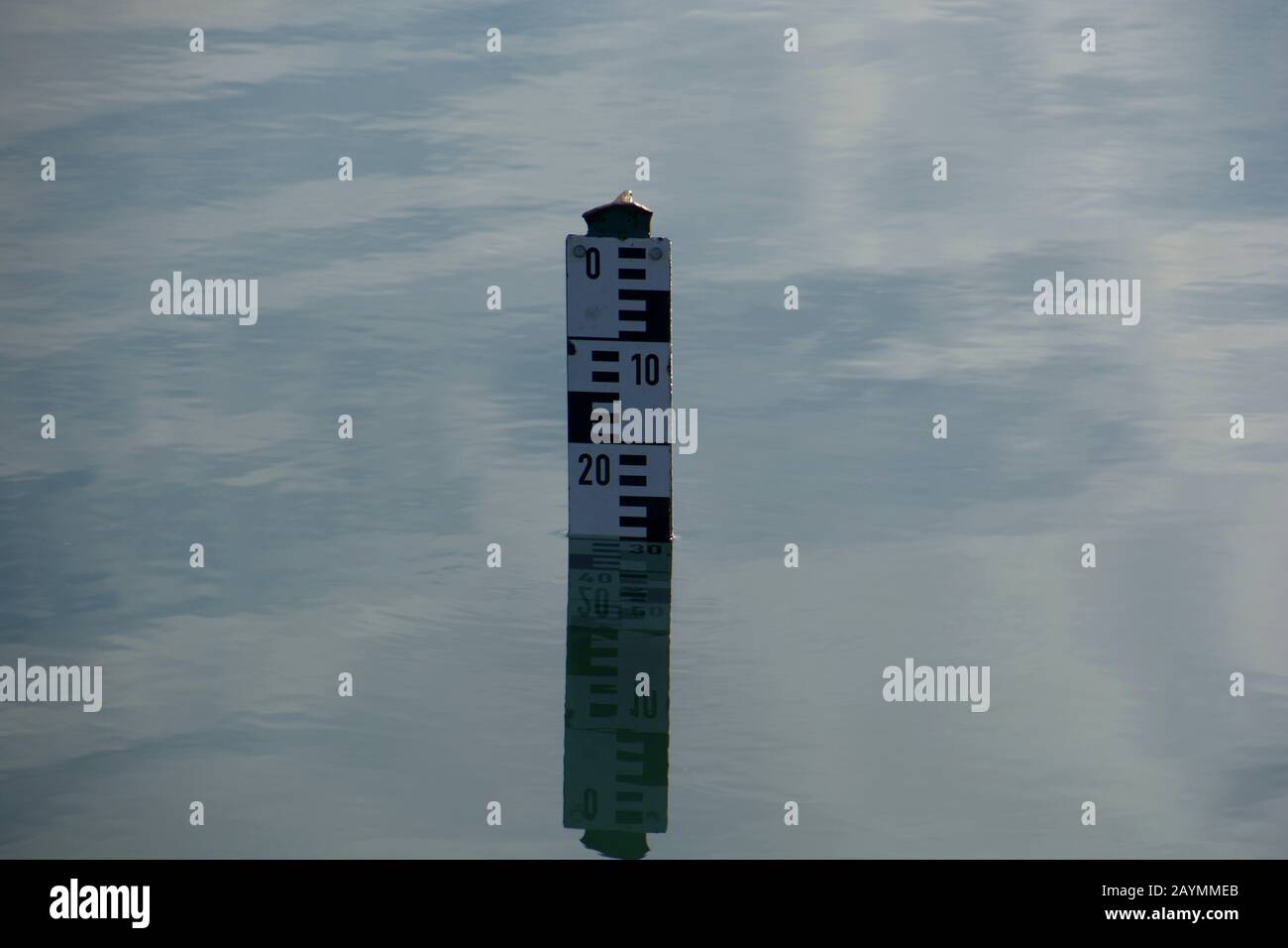 signe européen de profondeur de l'eau sur une surface d'eau calme, l'indicateur de niveau d'eau montre la profondeur de l'eau dans un lac Banque D'Images