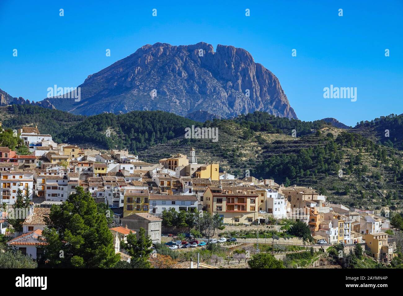 La ville de montagne de Finestrat et la montagne du Puig Campana, Costa Blanca, Espagne Banque D'Images
