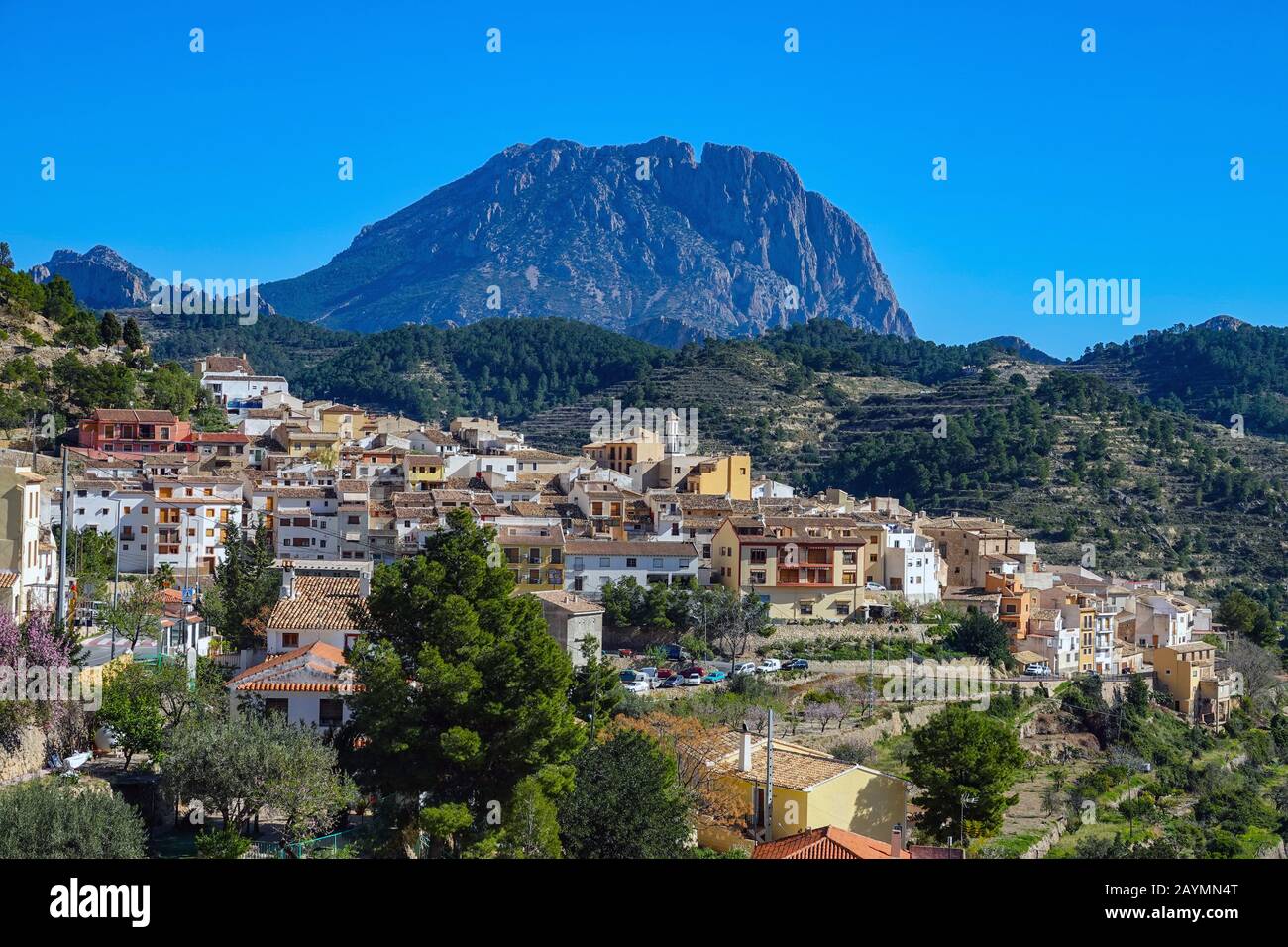 La ville de montagne de Finestrat et la montagne du Puig Campana, Costa Blanca, Espagne Banque D'Images