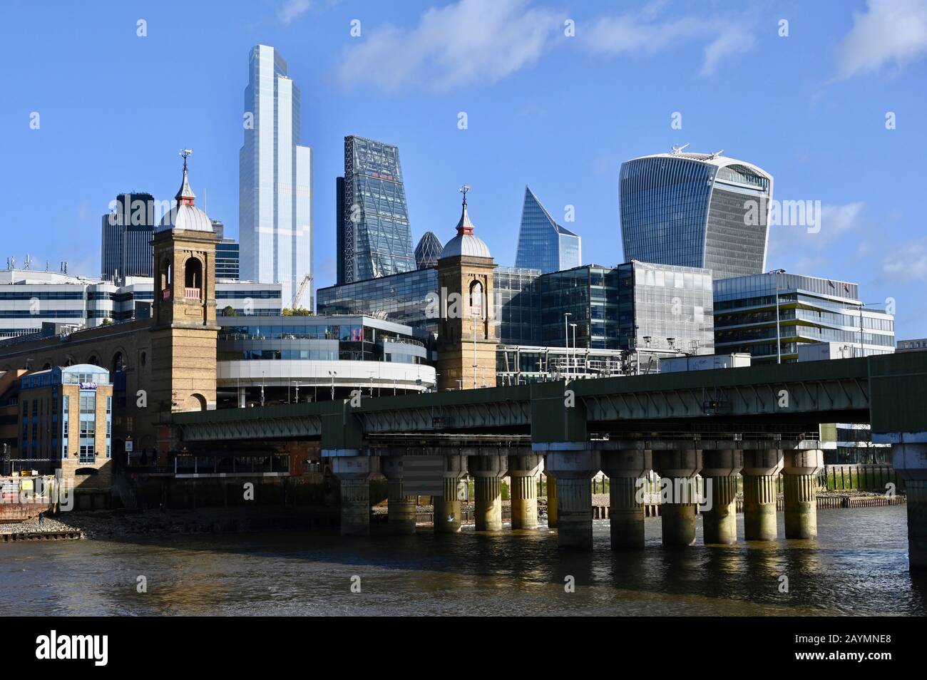 Vue sur la gare de Cannon Street et le pont ferroviaire avec aménagement moderne des bureaux derrière. Tamise, City Of London, Londres. ROYAUME-UNI Banque D'Images