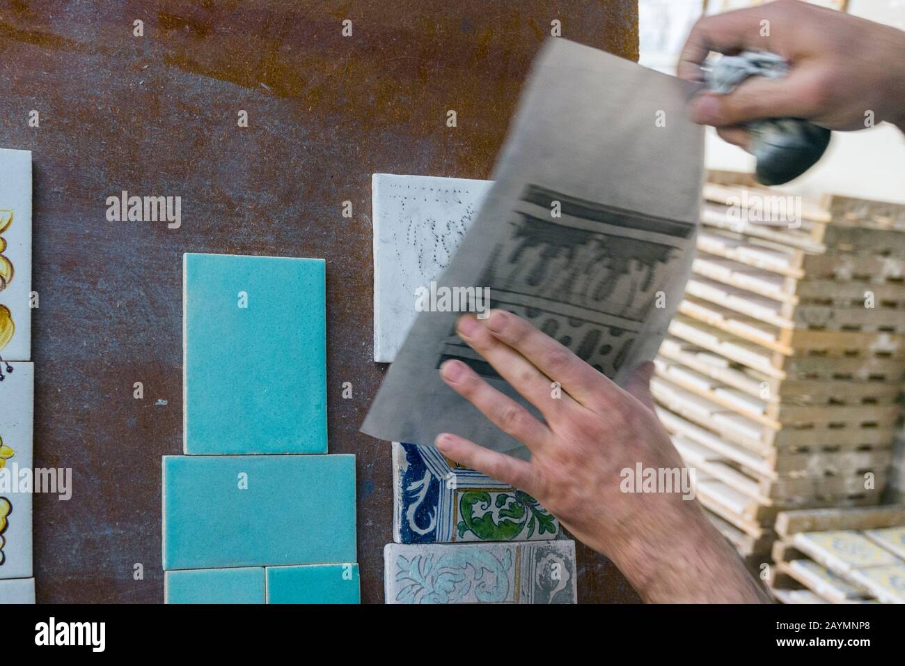 L'atelier d'Azulejos de Azeitao. Reproduit les anciens azulejos sur des carreaux peints à la main dans le village d'Azeitao Banque D'Images