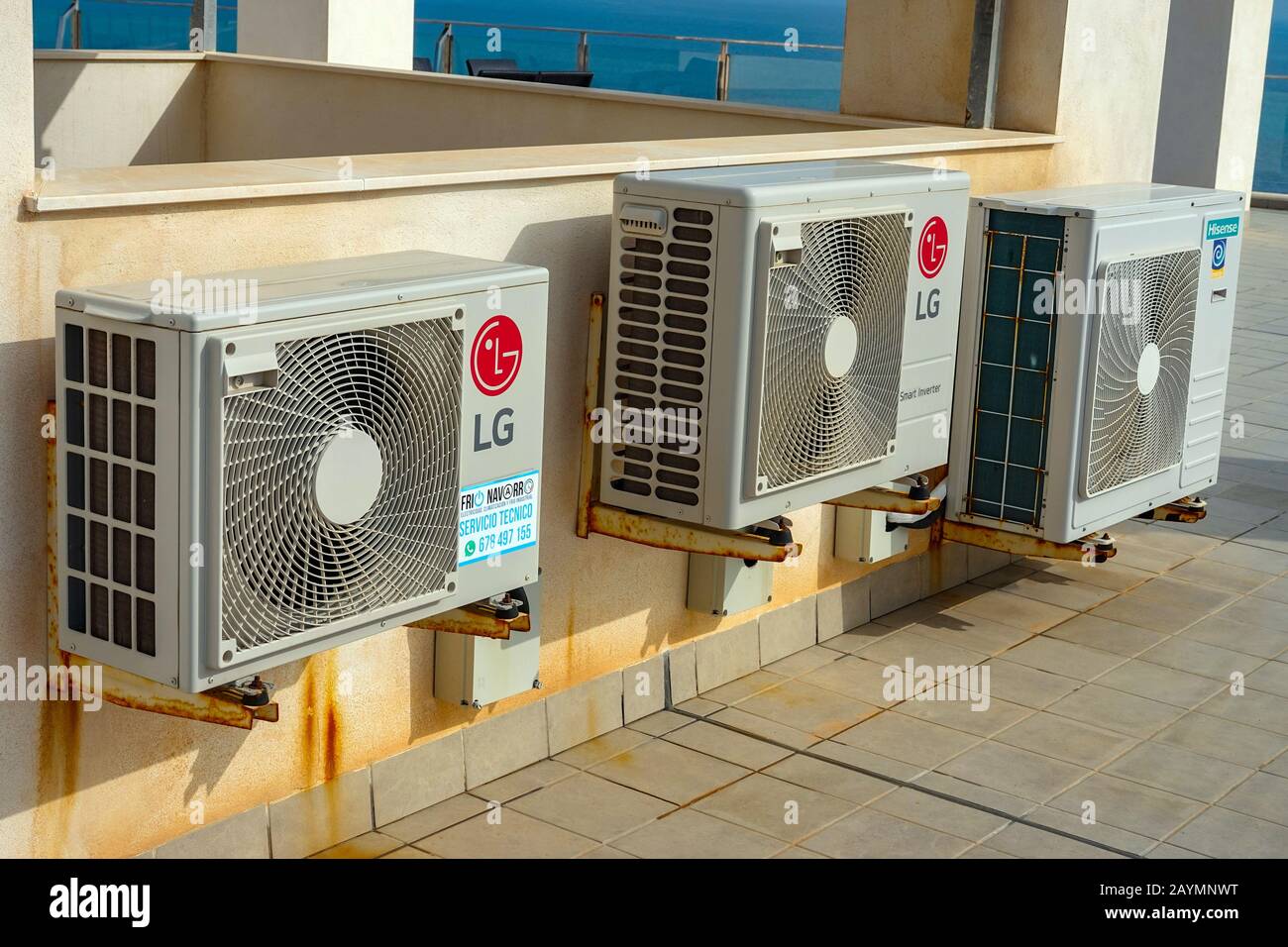 LG air condition unités sur le toit, la Mata, Torrevieja, Espagne Banque D'Images