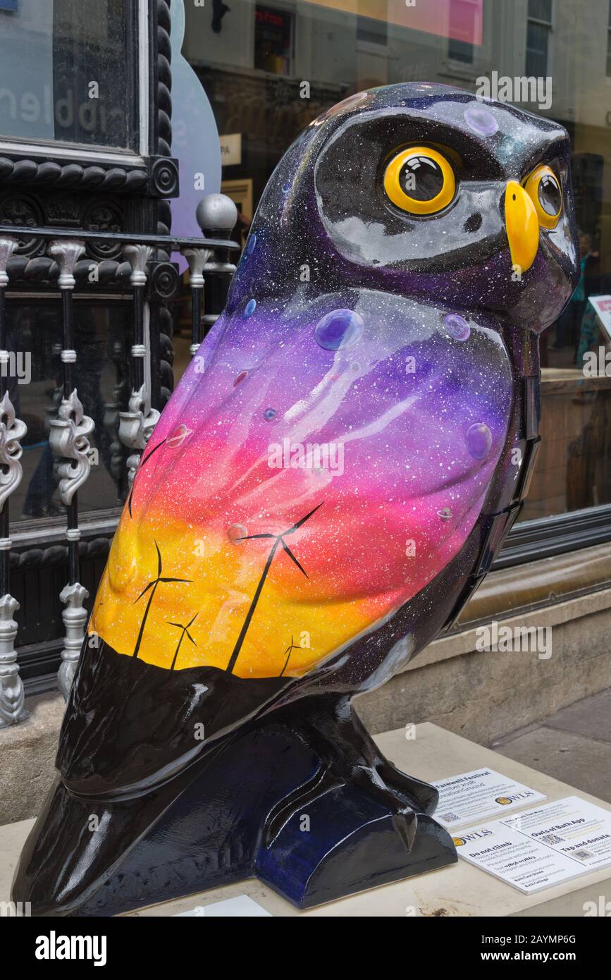 Sculptures en chouette peintes autour du centre-ville de Bath à la fin de l'été 2018. Bath, somerset ; Angleterre, Royaume-Uni Banque D'Images