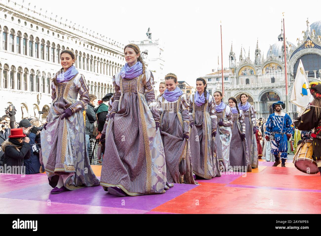 Venise, Italie. 16 Février 2020. Participants à l'événement Festa delle Marie de 2020. Les Vénitiens et les touristes célèbrent le traditionnel 'Volo del Angelo', 'Vol de l'Ange' qui commence officiellement les célébrations du carnaval. Crédit: Images Vibrantes/Alay Live News Banque D'Images