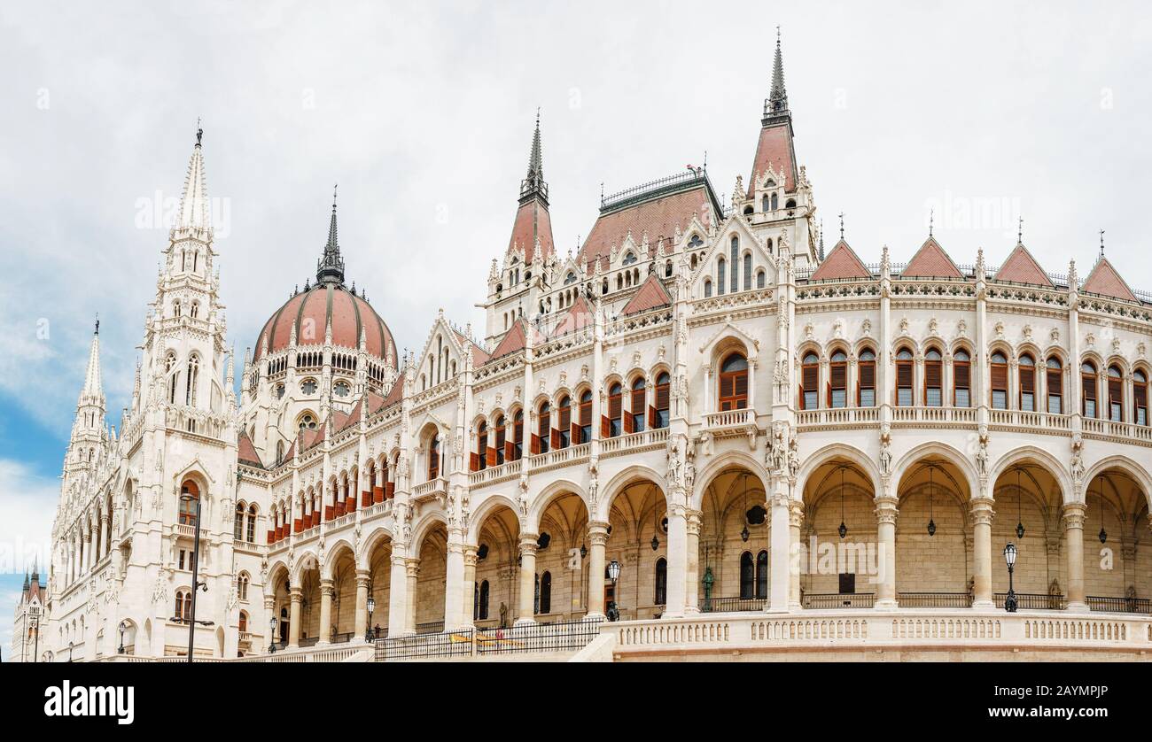 La principale attraction touristique de Budapest et de toute la Hongrie - la grande architecture gothique du Parlement, le concept de voyage et de tourisme Banque D'Images