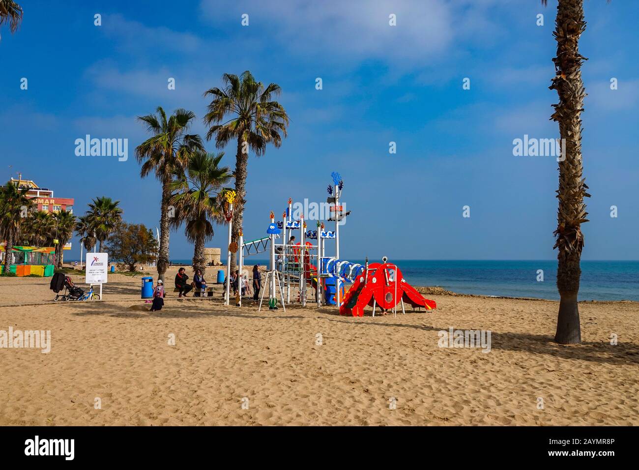 Aire de jeux pour enfants et palmiers, front de mer à la Mata, Torrevieja, Costa Blanca, Espagne Banque D'Images