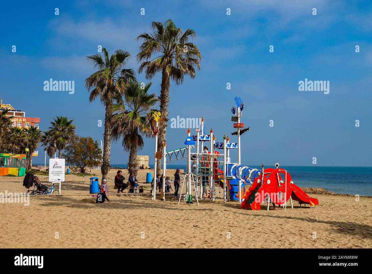 Aire de jeux pour enfants et palmiers, front de mer à la Mata, Torrevieja, Costa Blanca, Espagne Banque D'Images