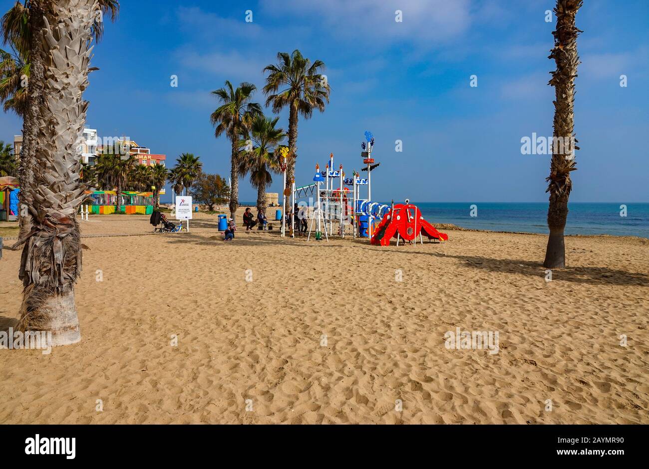 Aire de jeux pour enfants et palmiers, front de mer à la Mata, Torrevieja, Costa Blanca, Espagne Banque D'Images