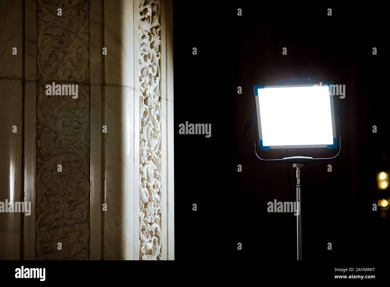Puissant studio lumineux près d'une colonne de marbre blanc avec un fond sombre Banque D'Images