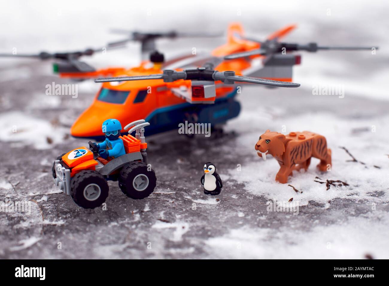 Tambov, Fédération de Russie - 28 janvier 2020 Lego véhicule tout-terrain avec explorer, tigre à dents de sabre, pingouin et quadricoptère extra-robuste avec 4 Banque D'Images
