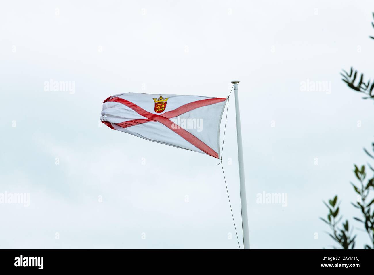 Jersey (îles Anglo-Normandes) drapeau qui s'étende au vent de Storm Dennis Banque D'Images