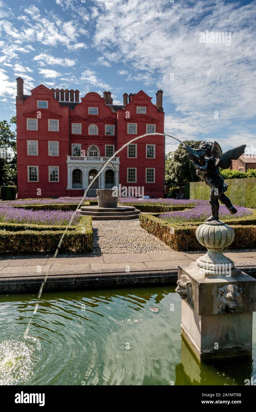 The Dutch House - l'un des rares bâtiments survivants du Kew Palace, Royal Botanic Gardens, sur les rives de la Tamise près de Richmond, Surrey, Angleterre. Banque D'Images