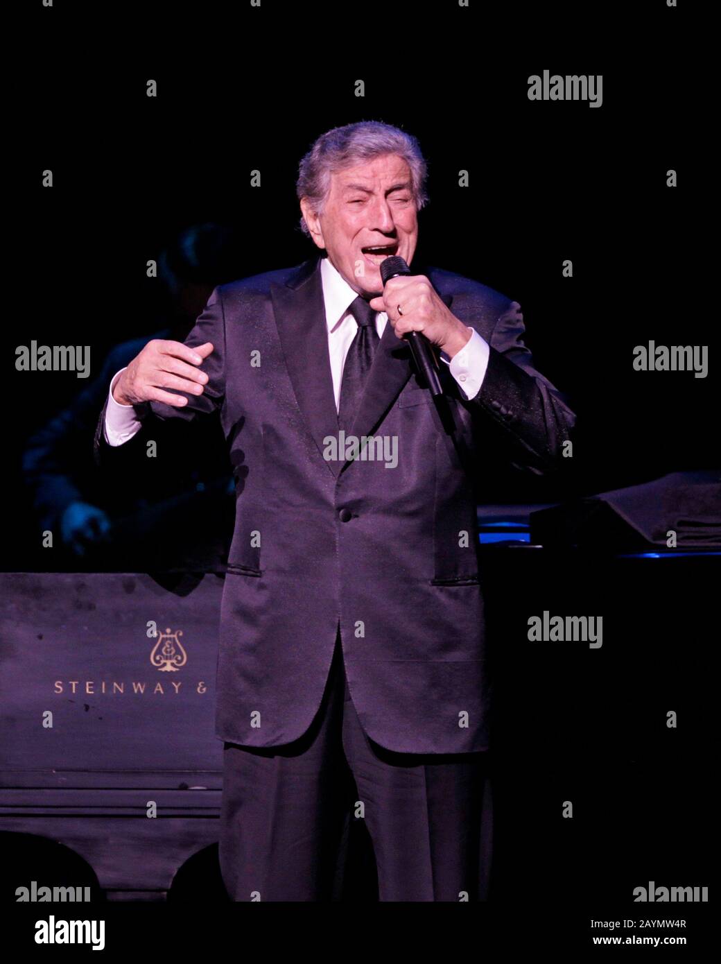 Tony Bennett se produit au Broward Center for the Performing Arts de fort Lauderdale, en Floride. Sa fille Antonia a ouvert le spectacle avec sa propre bri Banque D'Images