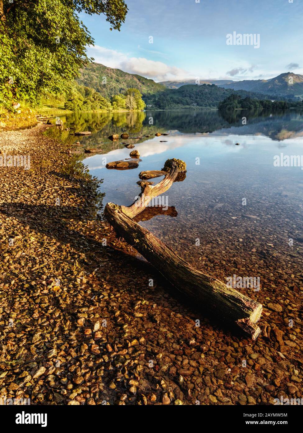 Vue tôt le matin depuis les rives du lac Grasmere. Lake District, Cumbria, Angleterre, Royaume-Uni Banque D'Images