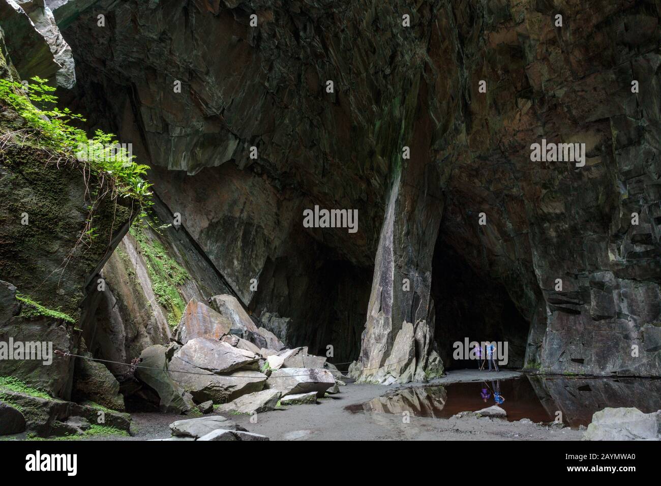 Cathedral Cave (Cathedral Cavern) est une chambre principale de 12 m dans une ancienne mine d'ardoise dans la vallée de Little langdale, Lake District, Cumbria. Banque D'Images
