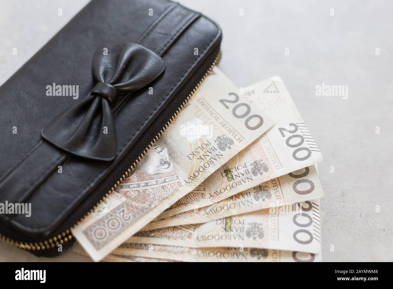 Riche fille ou femme de Pologne, joli porte-monnaie noir avec un noeud,  plein d'argent poli Photo Stock - Alamy