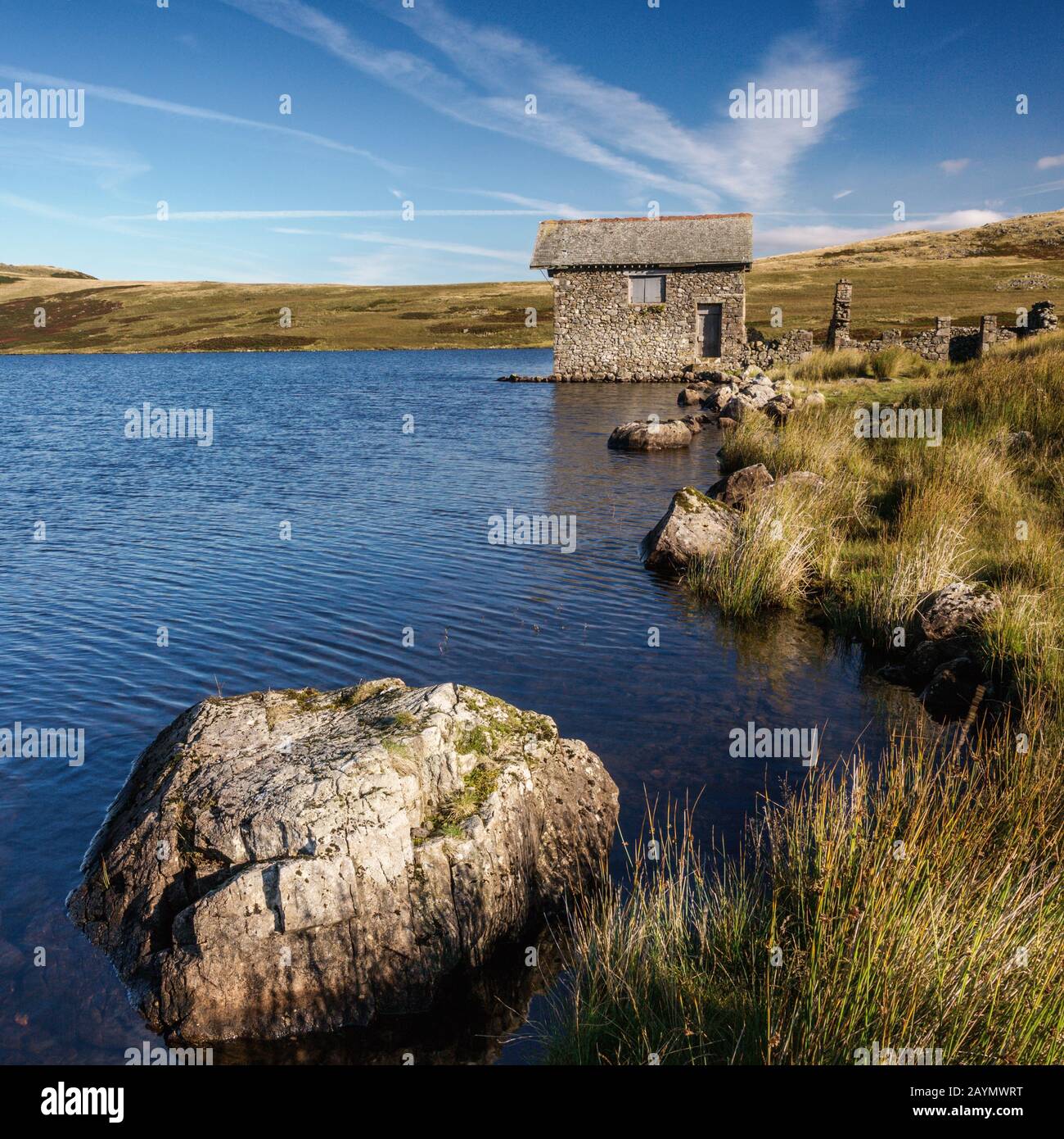 La vieille maison en pierre désaffecte sur les rives de l'eau de Devoke, Lake District National Park, Cumbria, Angleterre, Royaume-Uni Banque D'Images
