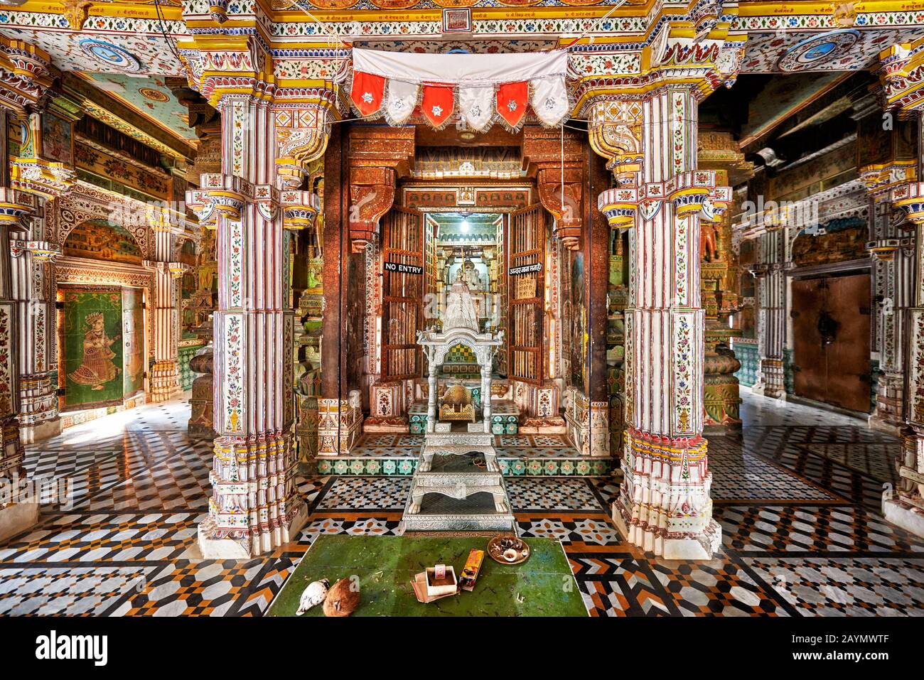 Colonnes sculptées en pierre, vue intérieure du temple de Bhandasar Jain, Bikaner, Rajasthan, Inde Banque D'Images