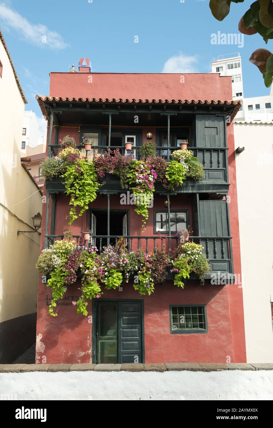 Jolie maison espagnole traditionnelle avec fleurs suspendues et balcons, Santa Cruz de la Palma, sur l'île de la Palma, îles Canaries, Espagne Banque D'Images