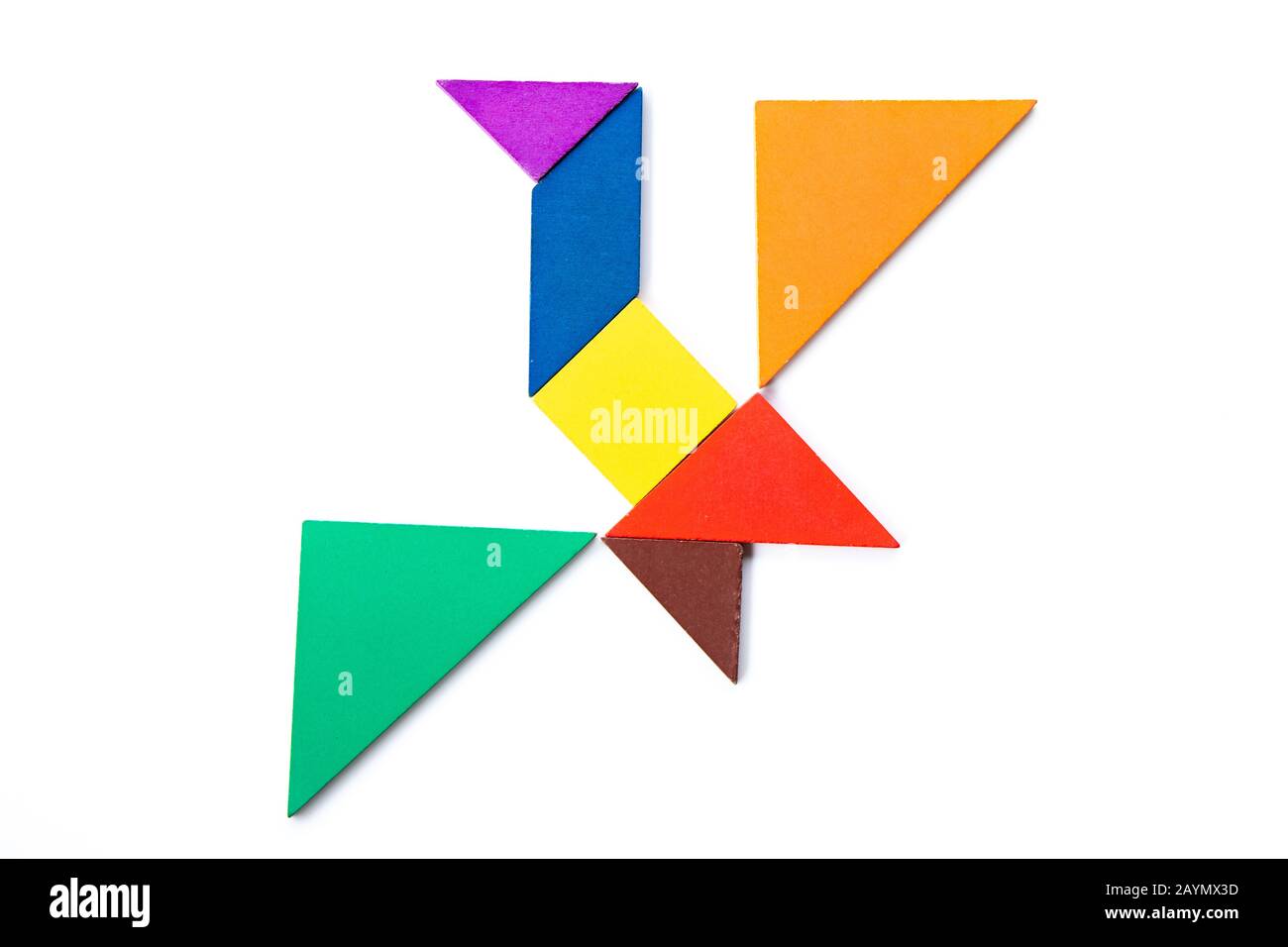 Casse-tête tangram en bois de couleur en forme d'oiseaux en vol sur fond blanc Banque D'Images