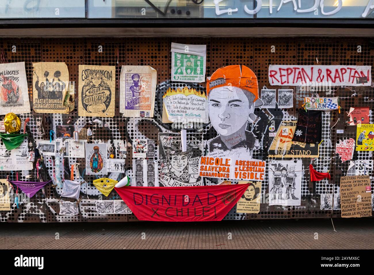 Affiches et graffitis issus des troubles politiques et des manifestations à Lastarria, dans le centre de Santiago, dans la région métropolitaine, dans la capitale du Chili, en Amérique du Sud Banque D'Images
