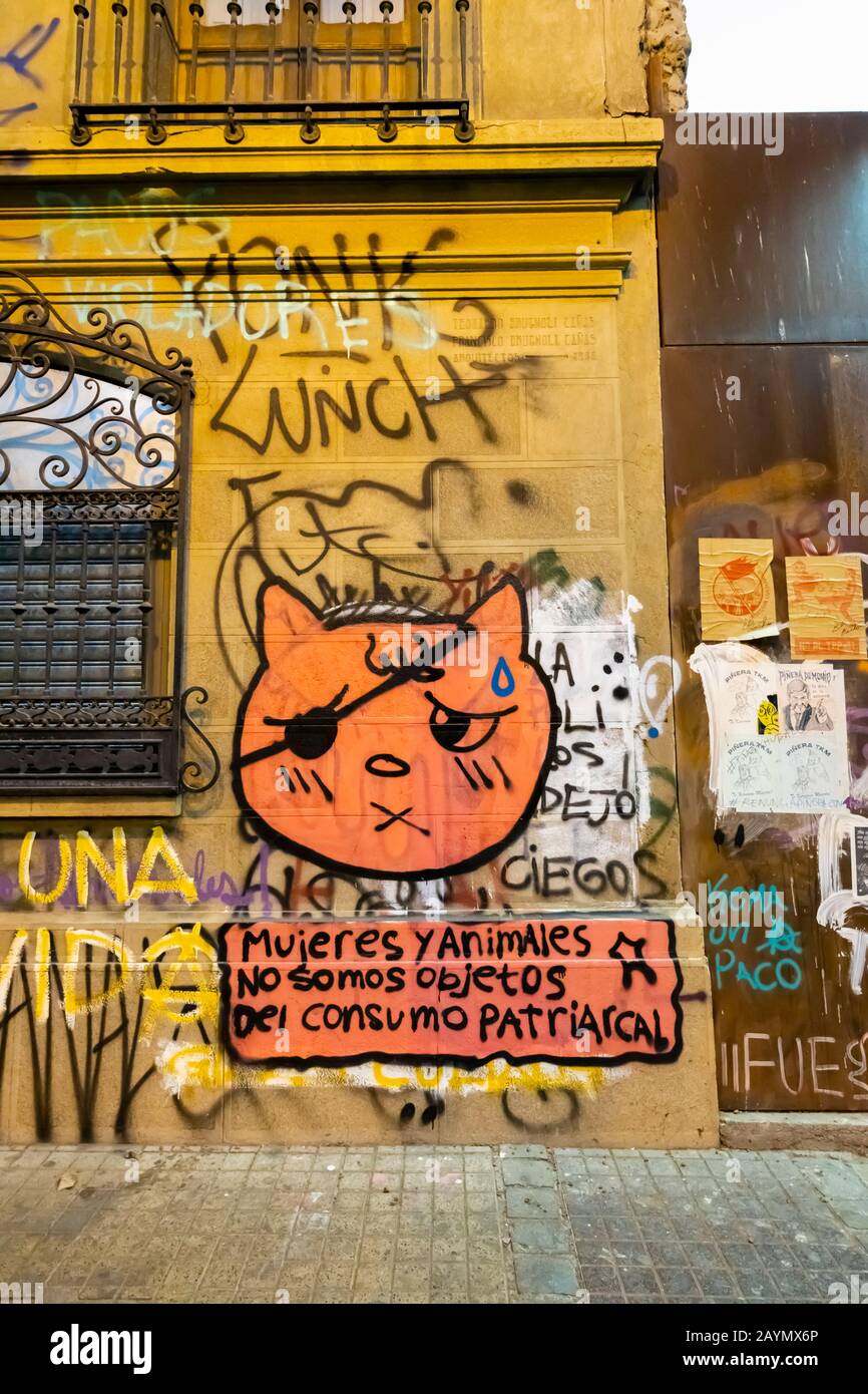 Graffiti et affiches des troubles politiques et des manifestations à Lastarria, dans le centre de Santiago, dans la région métropolitaine, dans la capitale du Chili, en Amérique du Sud Banque D'Images