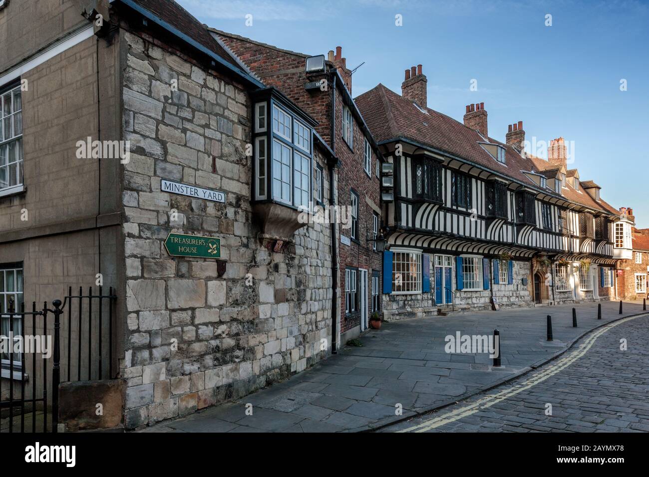 À l'angle de Minster Yard et College Street avec bâtiment à pans de bois de St William's College, York, Angleterre, Royaume-Uni Banque D'Images