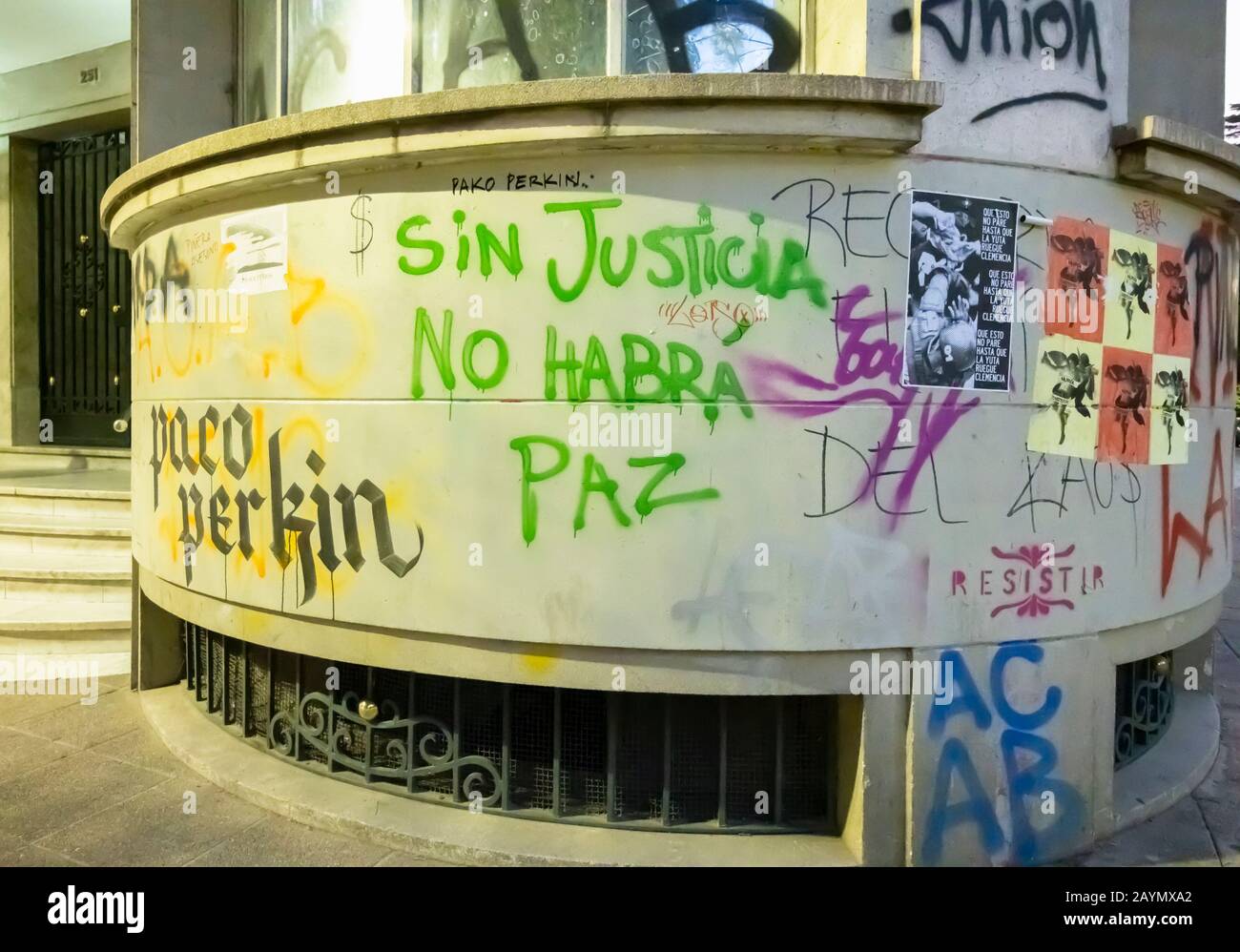 Graffiti et affiches des troubles politiques et des manifestations à Lastarria, dans le centre de Santiago, dans la région métropolitaine, dans la capitale du Chili, en Amérique du Sud Banque D'Images