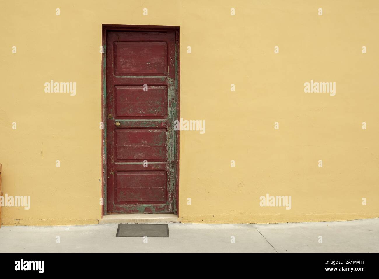 La Palma, îles Canaries, Espagne, a fermé la vieille porte rouge à l'intérieur d'un mur jaune Banque D'Images