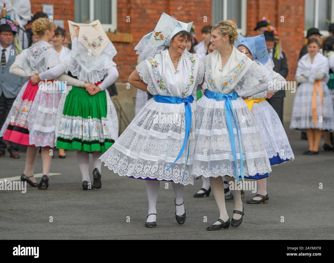 Neu Zauche, Allemagne. 15 février 2020. Les femmes dans les costumes originaux sorabe-Wendish Spreewald du village de Straupitz dansent dans une rue pendant le traditionnel Zabust, le carnaval. 95 couples mariés et 33 couples de jeunes ont participé au 145ème carnaval du village de Spreewald. Avec la procession du carnaval dans les villages de Lusace, l'hiver est chassé selon une vieille coutume. Crédit: Patrick Pleul/dpa-Zentralbild/ZB/dpa/Alay Live News Banque D'Images