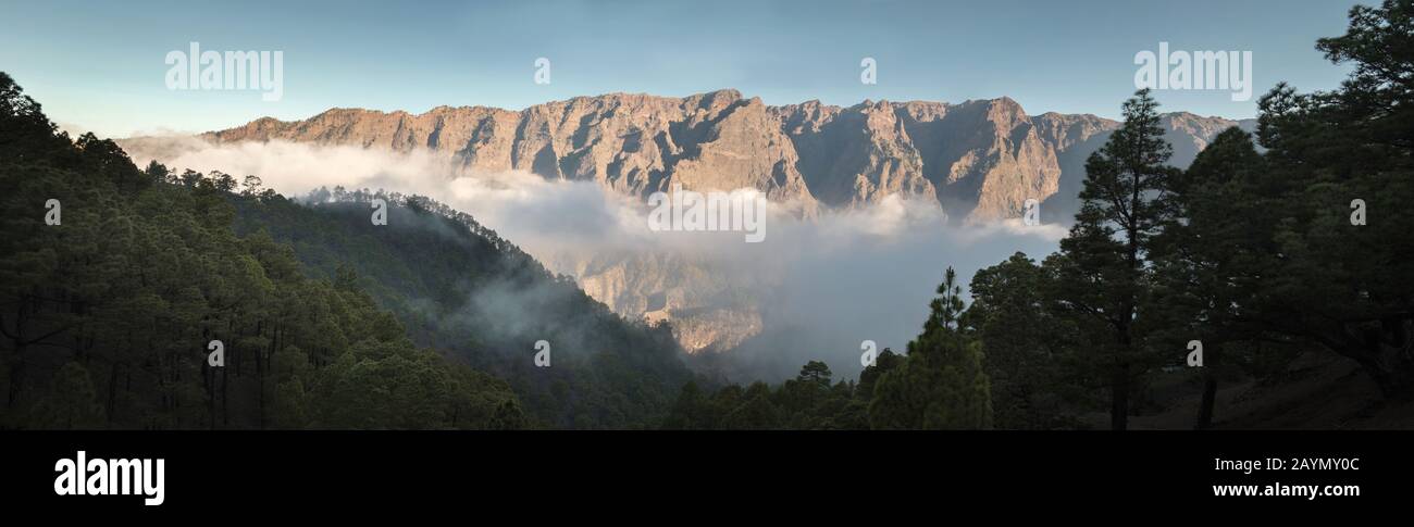 Vue panoramique sur les nuages bas à l'intérieur de la caldeira (Parc National de Caldera de Taburiente), île de la Palma, îles Canaries, Espagne Banque D'Images