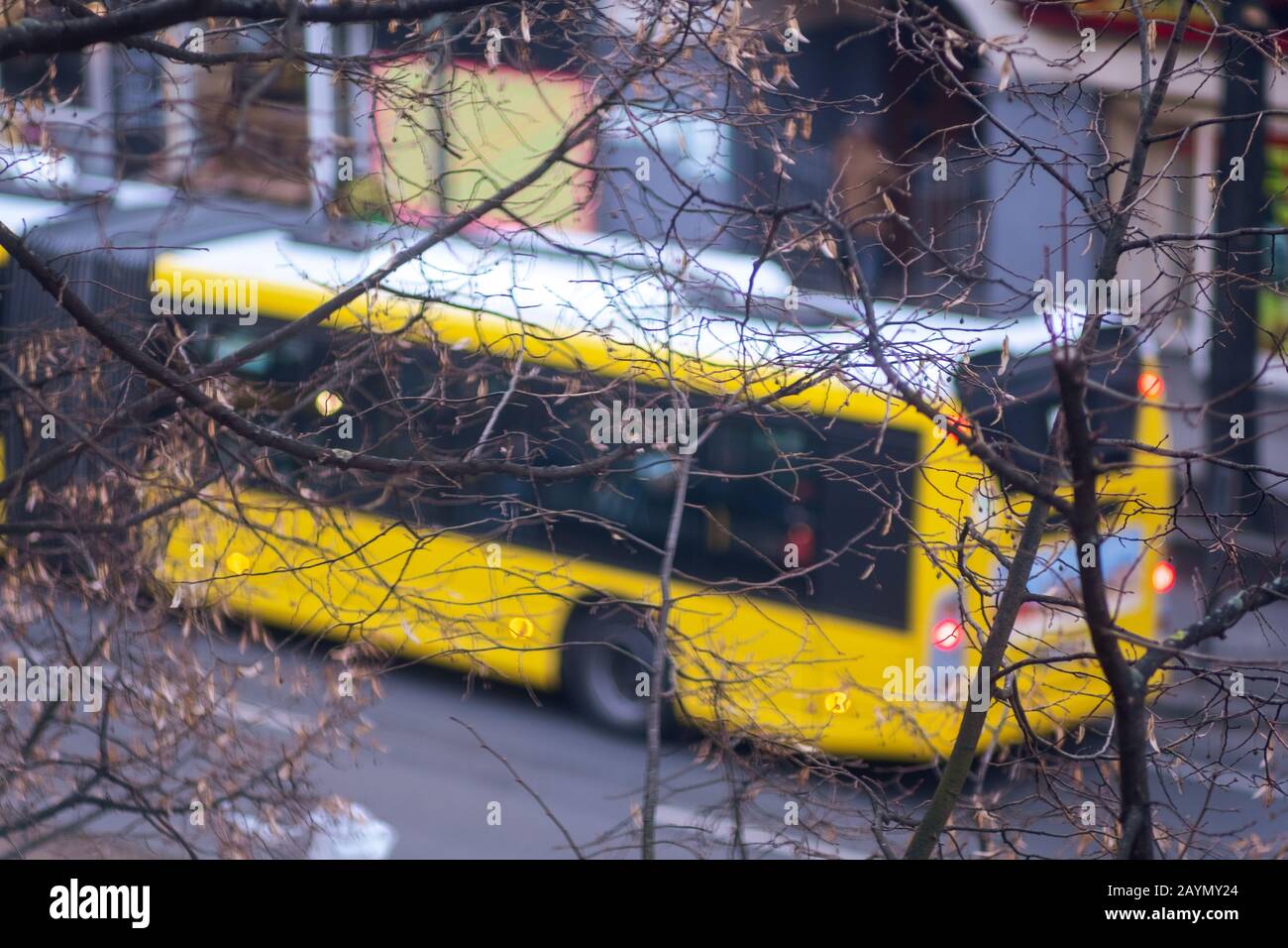 Vue sur un bus jaune flou dans les rues de Berlin, en Allemagne, en hiver. Banque D'Images