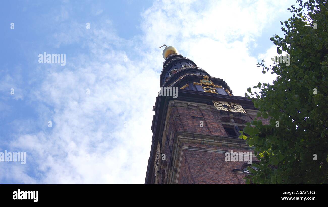 Copenhague, DANEMARK - 6 JUILLET 2015 : les Frelsers De Vor de notre Sauveur Kirke - l'une des églises les plus célèbres du Danemark. La spire de serpentine a été inaugurée Banque D'Images