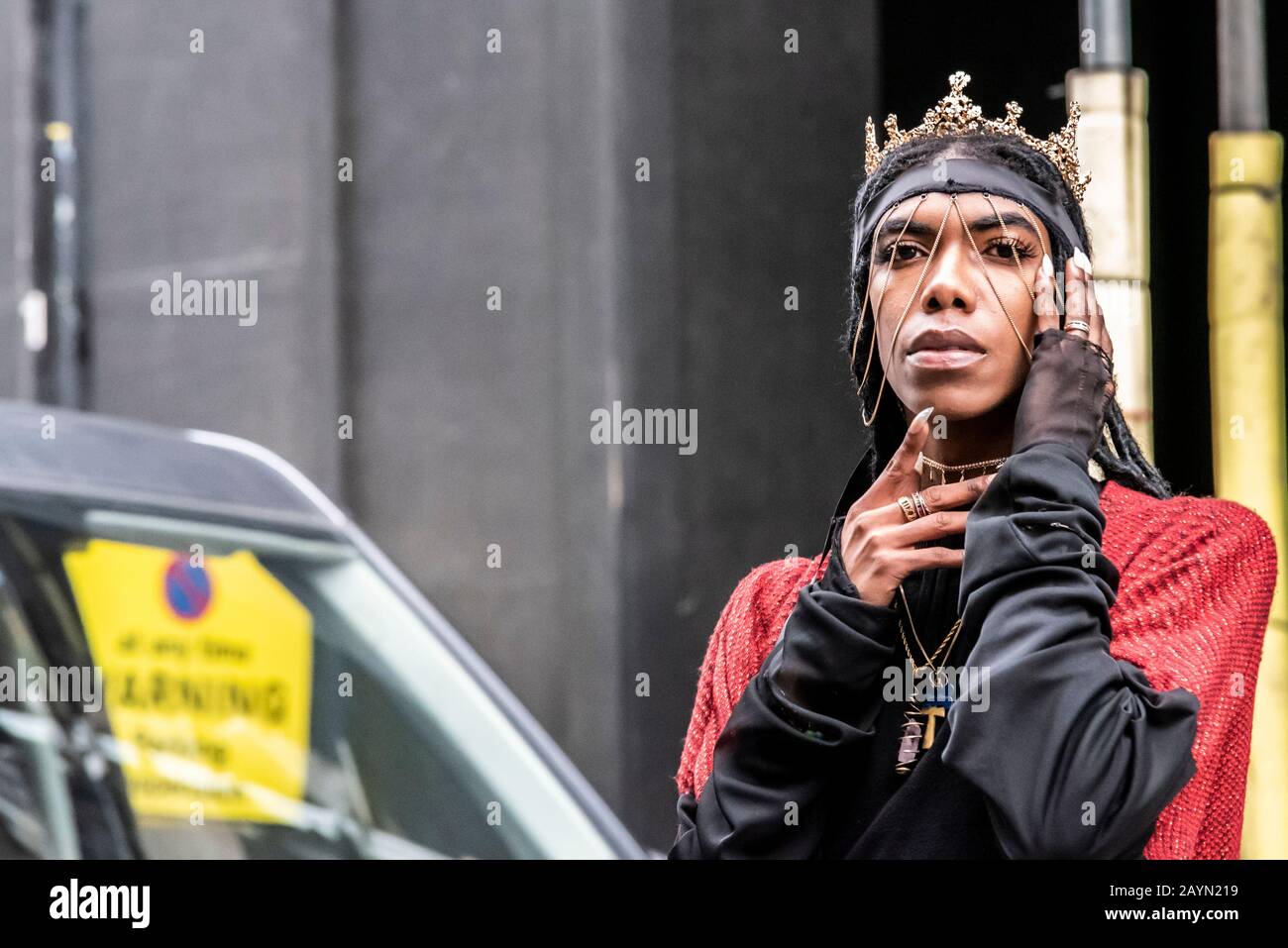 Un homme fashionista se posant dans le Strand à l'extérieur Du magasin pendant la London Fashion week 2020. Personne de couleur. Mâle noir avec couronne et clous longs Banque D'Images