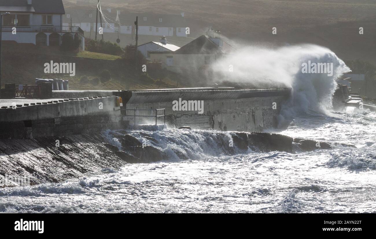 Tragumna, West Cork, Irlande, 16 Février 2020. Storm Dennis est arrivé sur la côte de West Cork en envoyant d'énormes vagues se brisant sur le mur de la mer à Tragumna, il y a un avertissement de vent orange pour le reste de la journée. Crédit Aphperspective / Alay Live News Banque D'Images